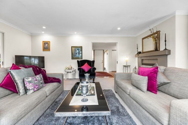 Photo of property in 92 Willowview Drive, Redwood, Christchurch, 8051