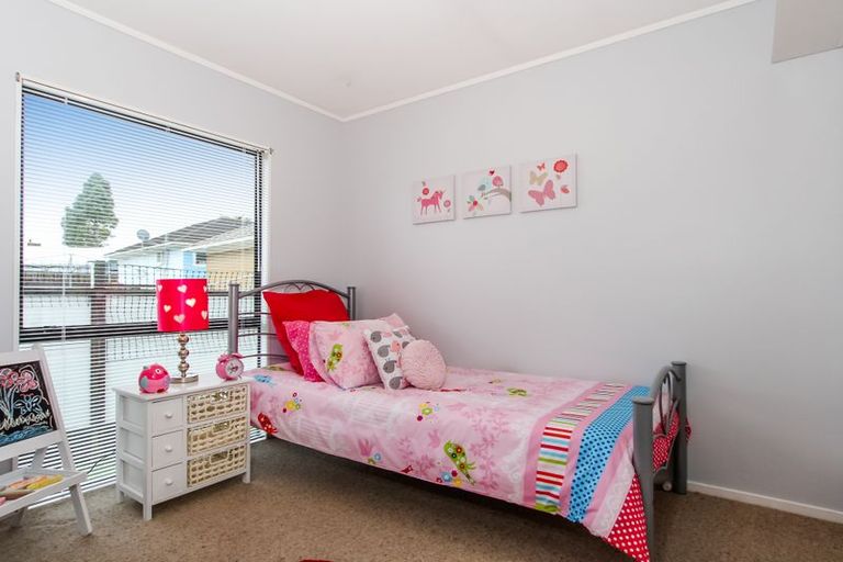 Photo of property in 1/2 Graham Avenue, Te Atatu Peninsula, Auckland, 0610