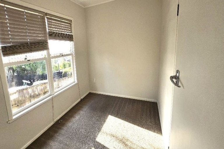 Photo of property in 1/24 Knights Road, Rothesay Bay, Auckland, 0630