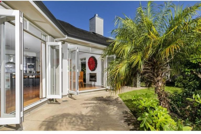 Photo of property in 2 Oscar Road, Greenhithe, Auckland, 0632