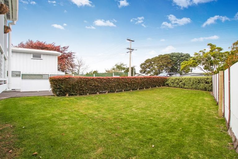Photo of property in 1/2 Graham Avenue, Te Atatu Peninsula, Auckland, 0610