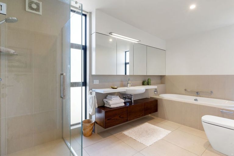 Photo of property in 142 Lake Crescent, Hamilton Lake, Hamilton, 3204