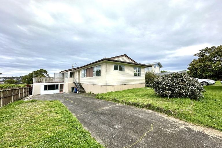 Photo of property in 19 Lydford Place, Glendene, Auckland, 0602