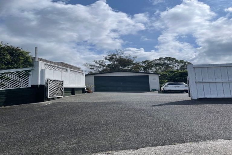Photo of property in 125 Millbrook Road, Sunnyvale, Auckland, 0612