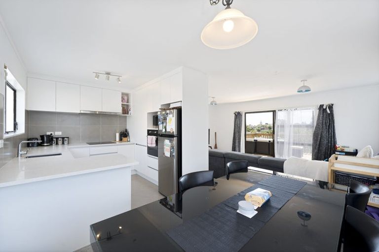 Photo of property in 4/92 Awaroa Road, Sunnyvale, Auckland, 0612