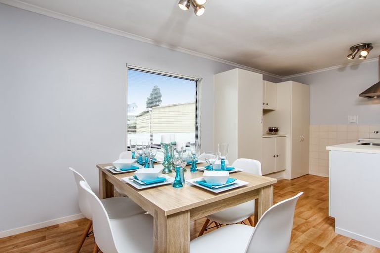 Photo of property in 1/2 Graham Avenue, Te Atatu Peninsula, Auckland, 0610