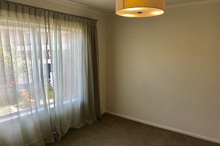 Photo of property in 1/1 Kaihu Street, Northcote, Auckland, 0627