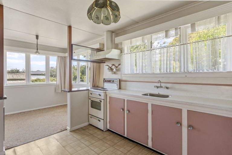 Photo of property in 17 Woodward Avenue, Mangere Bridge, Auckland, 2022