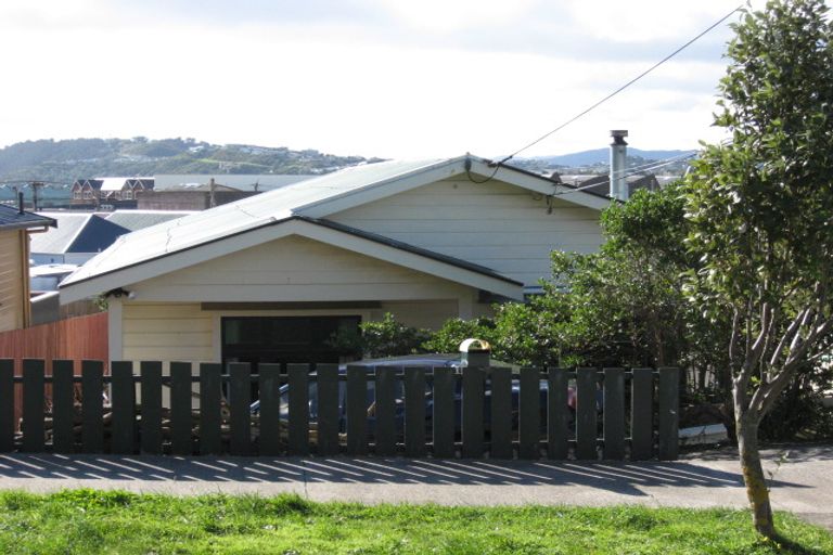 Photo of property in 7 Endeavour Street, Lyall Bay, Wellington, 6022