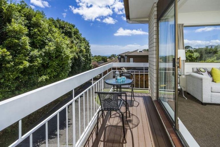 Photo of property in 1/5 Clematis Avenue, Murrays Bay, Auckland, 0630