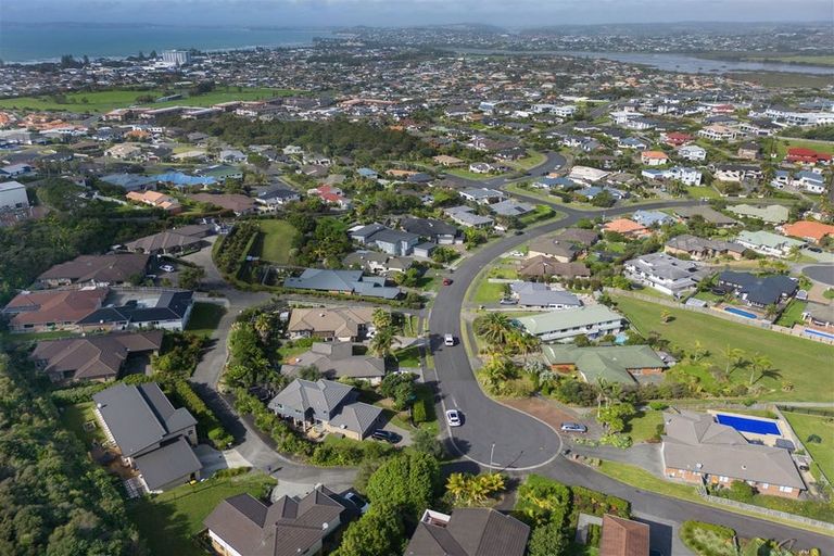 Photo of property in 17 Waldorf Crescent, Orewa, 0931