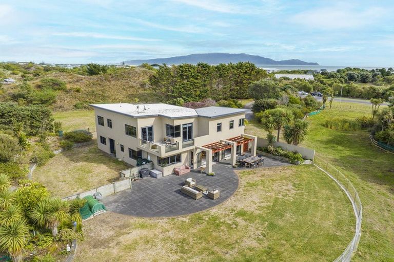 Photo of property in 114 Rutherford Drive, Waikanae Beach, Waikanae, 5036