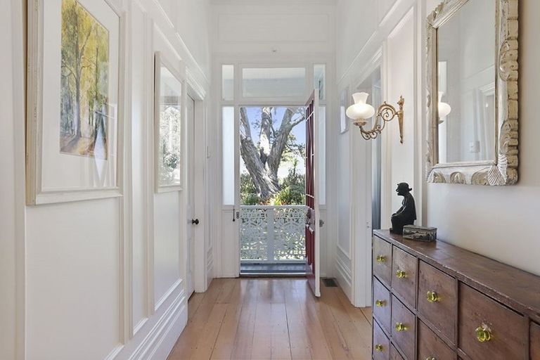 Photo of property in 12 Maritime Terrace, Birkenhead, Auckland, 0626