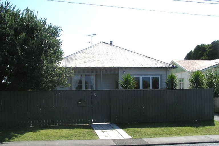 Photo of property in 1/20 Gladstone Road, Northcote, Auckland, 0627