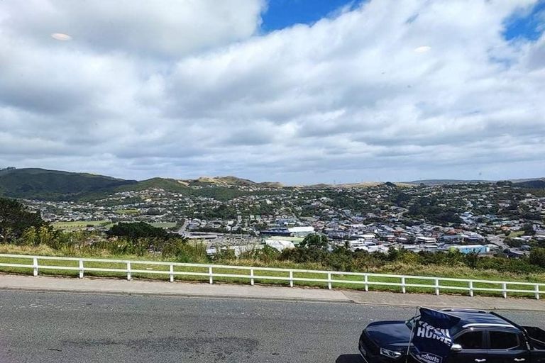 Photo of property in 32 Chapman Street, Newlands, Wellington, 6037