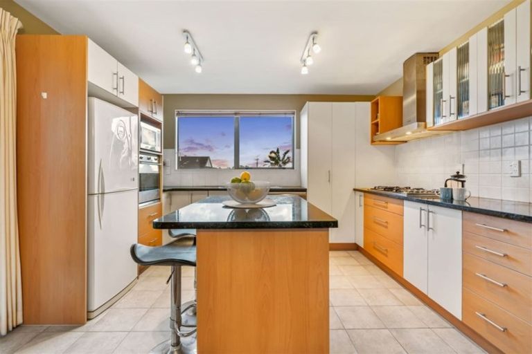 Photo of property in 5 Noel Williams Place, Windsor Park, Auckland, 0630