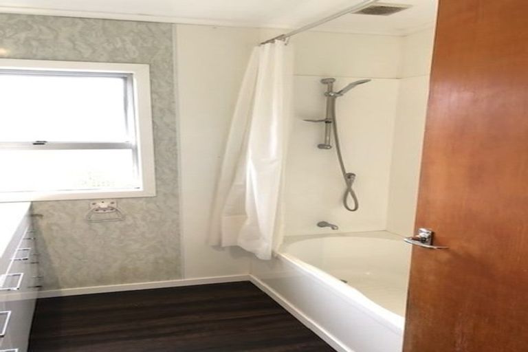 Photo of property in 31 Awaroa Road, Sunnyvale, Auckland, 0612