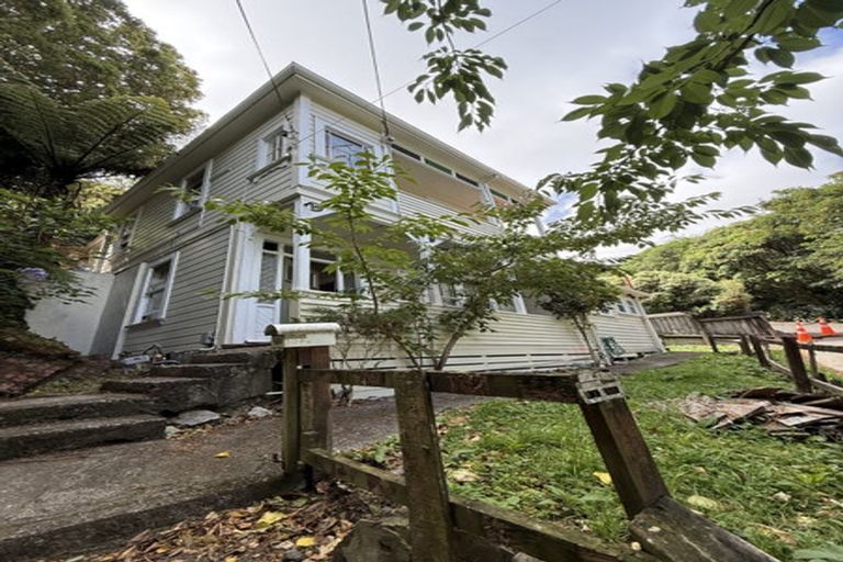 Photo of property in 143 Wadestown Road, Wadestown, Wellington, 6012