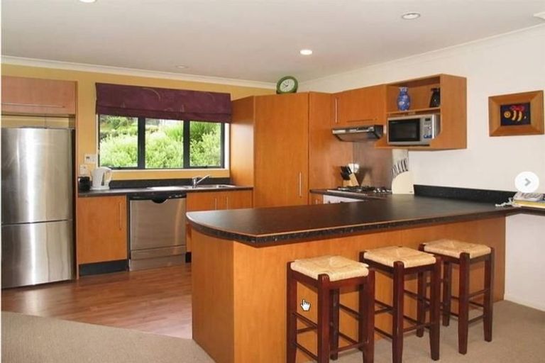 Photo of property in 2 Stella Grove, Newlands, Wellington, 6037