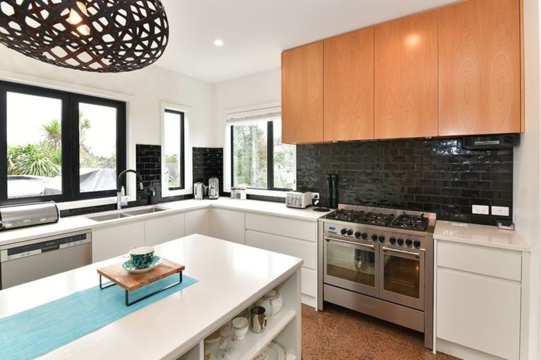 Photo of property in 7 Tree Fern Trail, Campbells Bay, Auckland, 0630