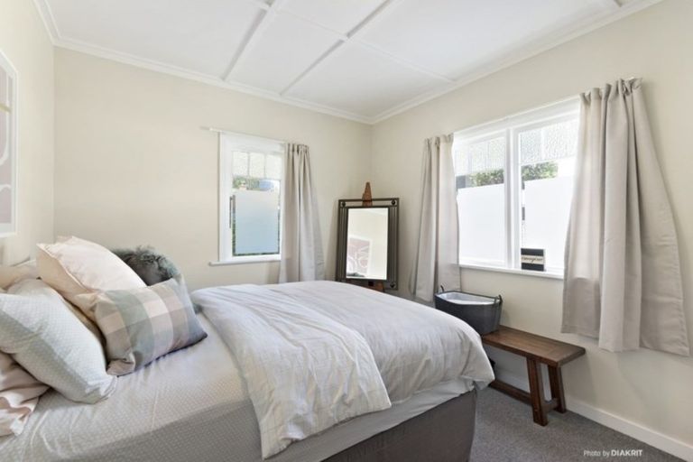 Photo of property in 2 Linwood Way, Island Bay, Wellington, 6023