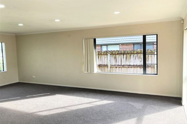 Photo of property in 16 Old Park Place, Takanini, 2112