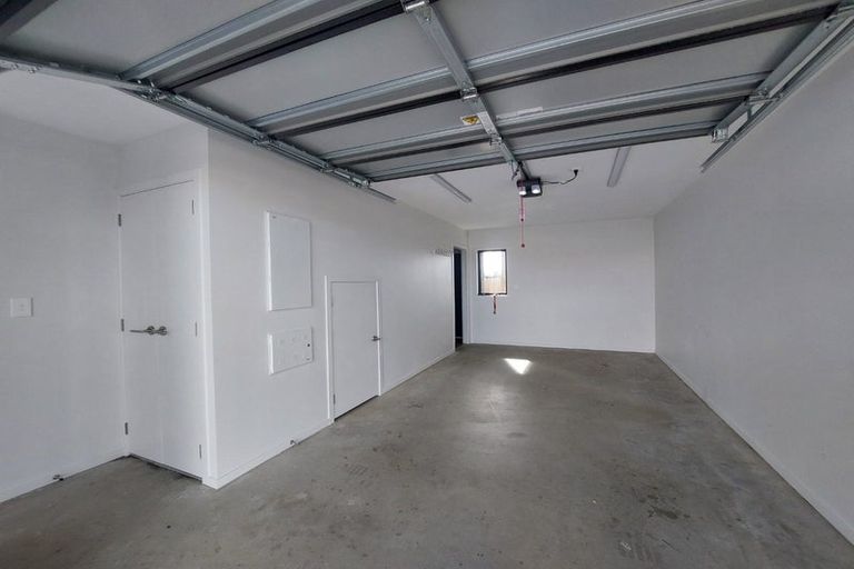 Photo of property in 1/1 Fruitvale Road, New Lynn, Auckland, 0600