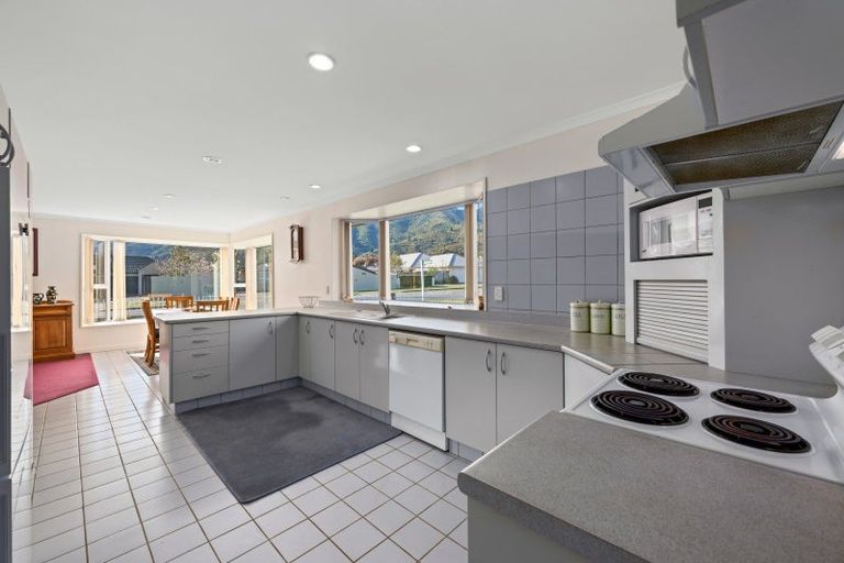 Photo of property in 28 Ranui Street, Waikawa, Picton, 7220