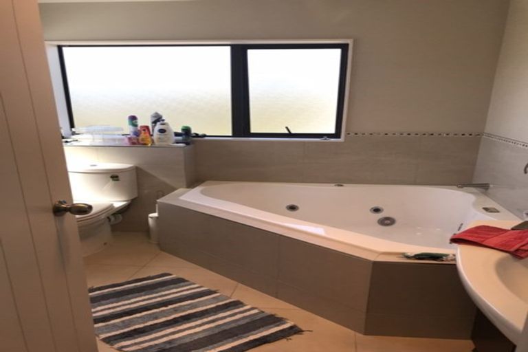 Photo of property in 36 Seresin Crescent, Flat Bush, Auckland, 2016