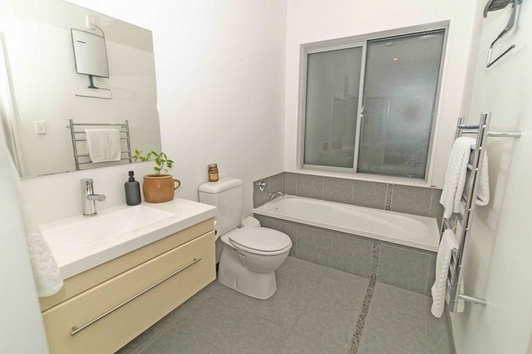 Photo of property in 1 Lakeside Terrace, Westport, 7892