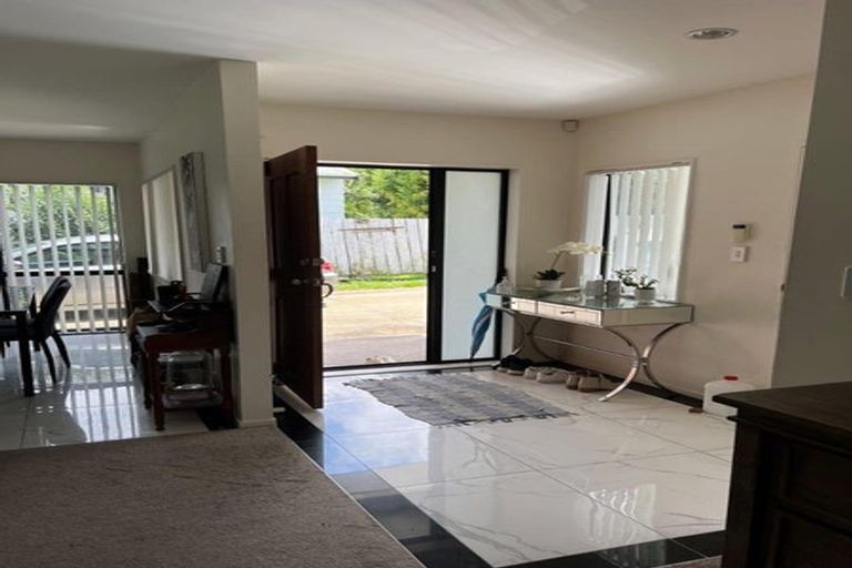 Photo of property in 125a Millbrook Road, Sunnyvale, Auckland, 0612