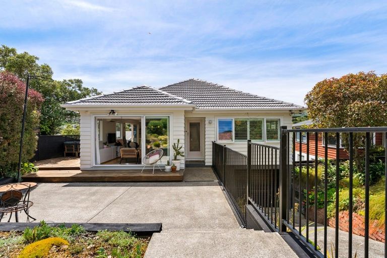 Photo of property in 19 Kereru Bend, Tawa, Wellington, 5028