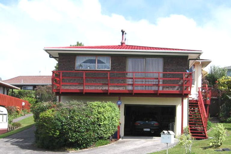Photo of property in 1/4 Lydford Place, Glendene, Auckland, 0602