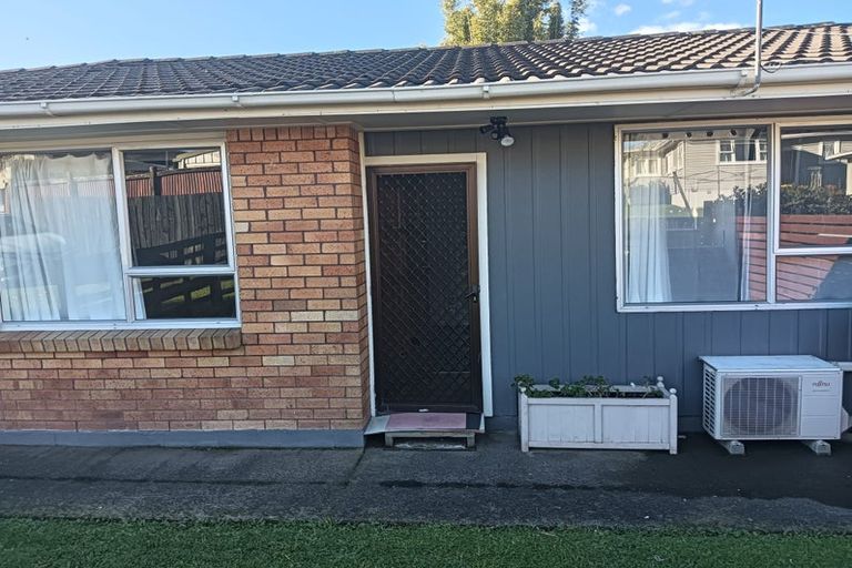 Photo of property in 2/27 Miro Street, New Lynn, Auckland, 0600
