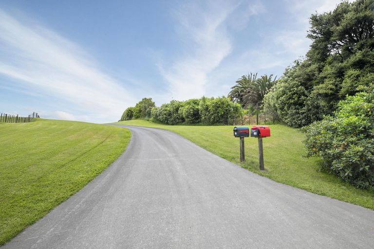 Photo of property in 15 Alf Access Road, Helensville, 0875
