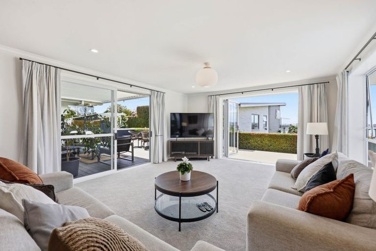 Photo of property in 2 Callender Place, Shelly Park, Auckland, 2014