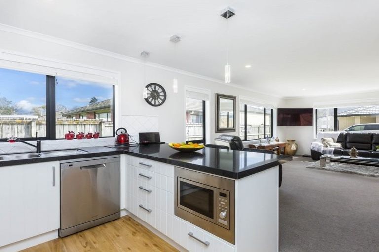 Photo of property in 8a Savage Crescent, Upper Hutt Central, Upper Hutt, 5018