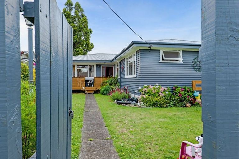 Photo of property in 16 Graham Street, Eltham, 4322