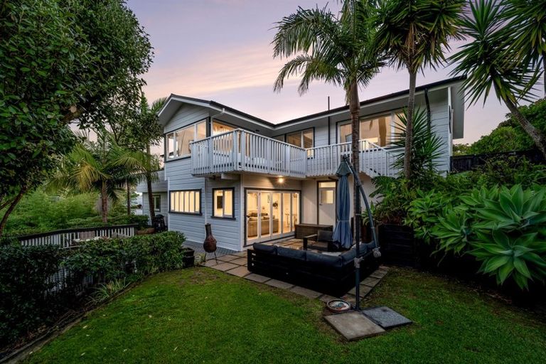 Photo of property in 19 Garmons Way, Castor Bay, Auckland, 0620