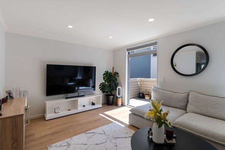 Photo of property in 2/15 Roxburgh Street, Mount Victoria, Wellington, 6011