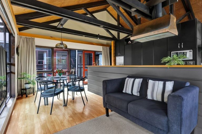 Photo of property in 19a John Guthrie Place, Merrilands, New Plymouth, 4312