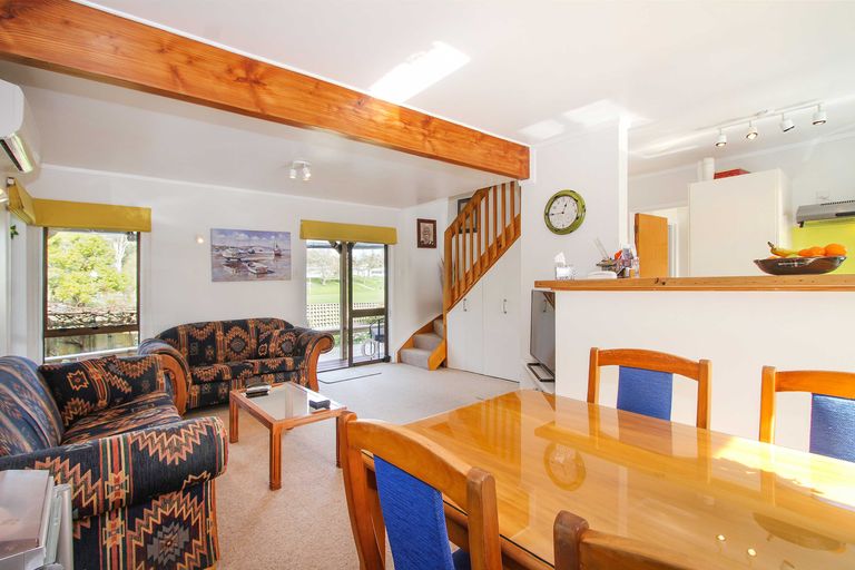 Photo of property in 2/28 Fairdale Place, Birkdale, Auckland, 0626