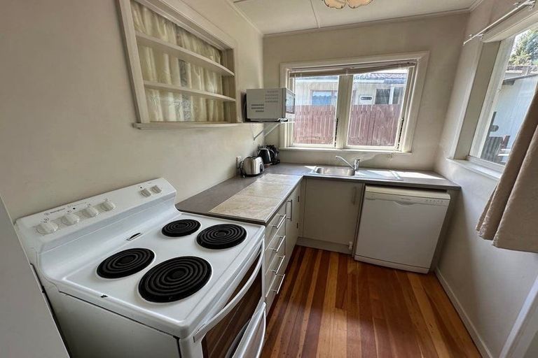 Photo of property in 28 Gavin Road, Raumati Beach, Paraparaumu, 5032