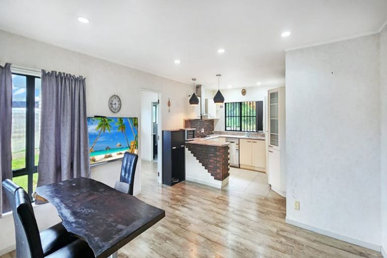 Photo of property in 50 De Havilland Drive, Goodwood Heights, Auckland, 2105