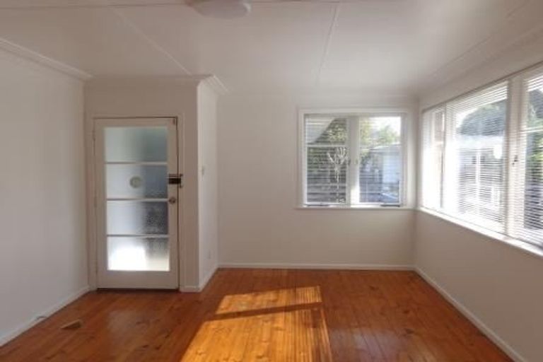 Photo of property in 3/42 Lincoln Road, Henderson, Auckland, 0610