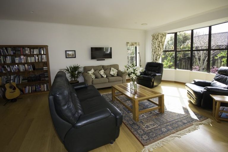 Photo of property in 10 Kinross Drive, Merrilands, New Plymouth, 4312