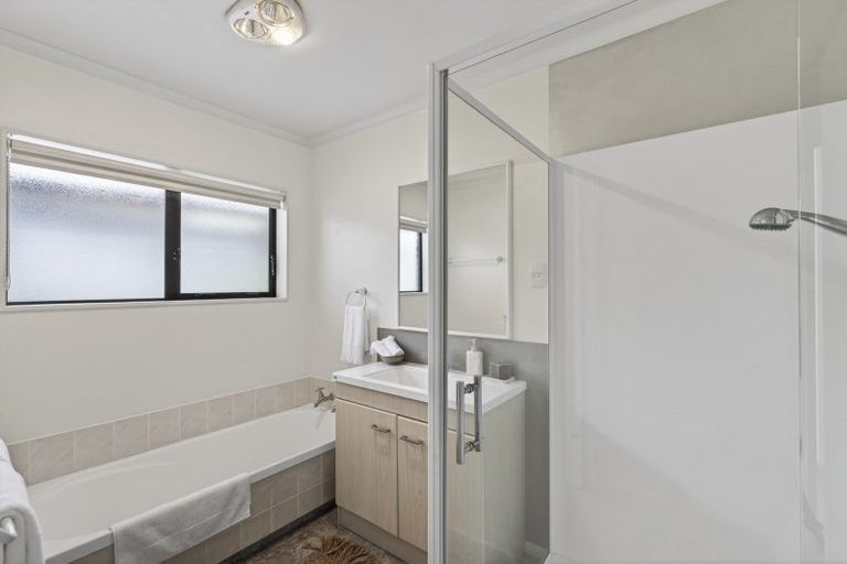 Photo of property in 15 Sandel Rise, Merrilands, New Plymouth, 4312