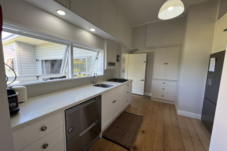 Photo of property in 11 Ocean View Road, Milford, Auckland, 0620