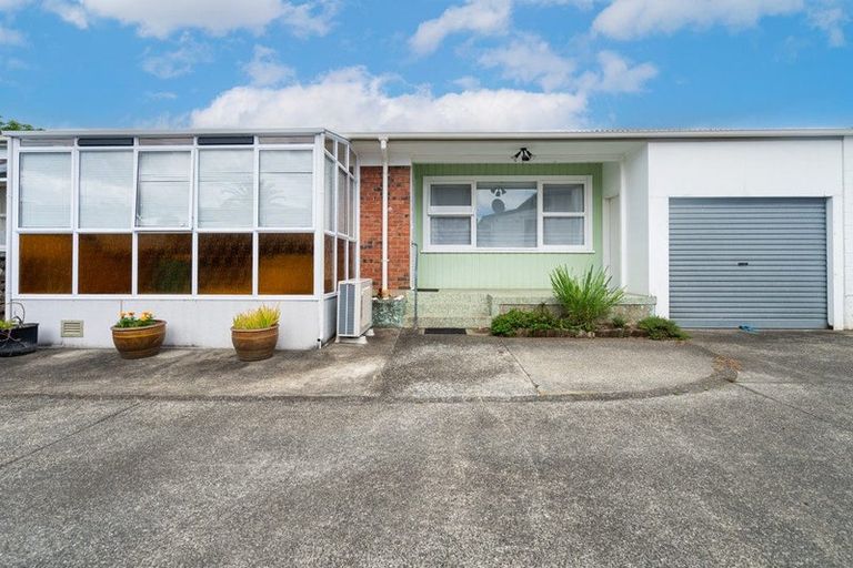 Photo of property in 2/92 Mill Road, Kensington, Whangarei, 0112