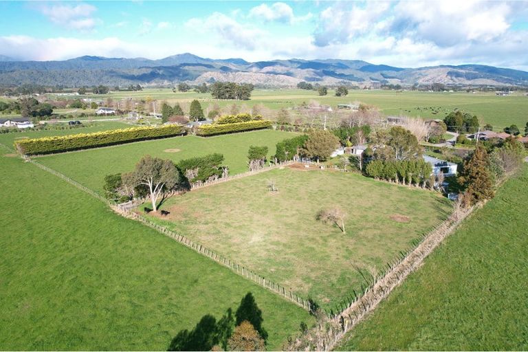 Photo of property in 249 Tararua Road, Levin, 5571